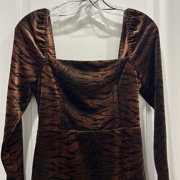 NWT Le Lis Tiger Print Long Sleeve Mini Dress Sz S - Picture 3 of 9
